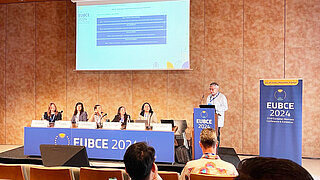 Dr. Harry Lehmann, Leiter des PtX Lab Lausitz, moderiert eine Diskussionsrunde im Rahmen der EUBCE