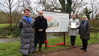 Die Parlamentarische Staatssekretärin Dr. Bettina Hoffmann übergab den Förderbescheid für den historischen Kurpark in Bad Sulza an Bürgermeister Dirk Schütze.